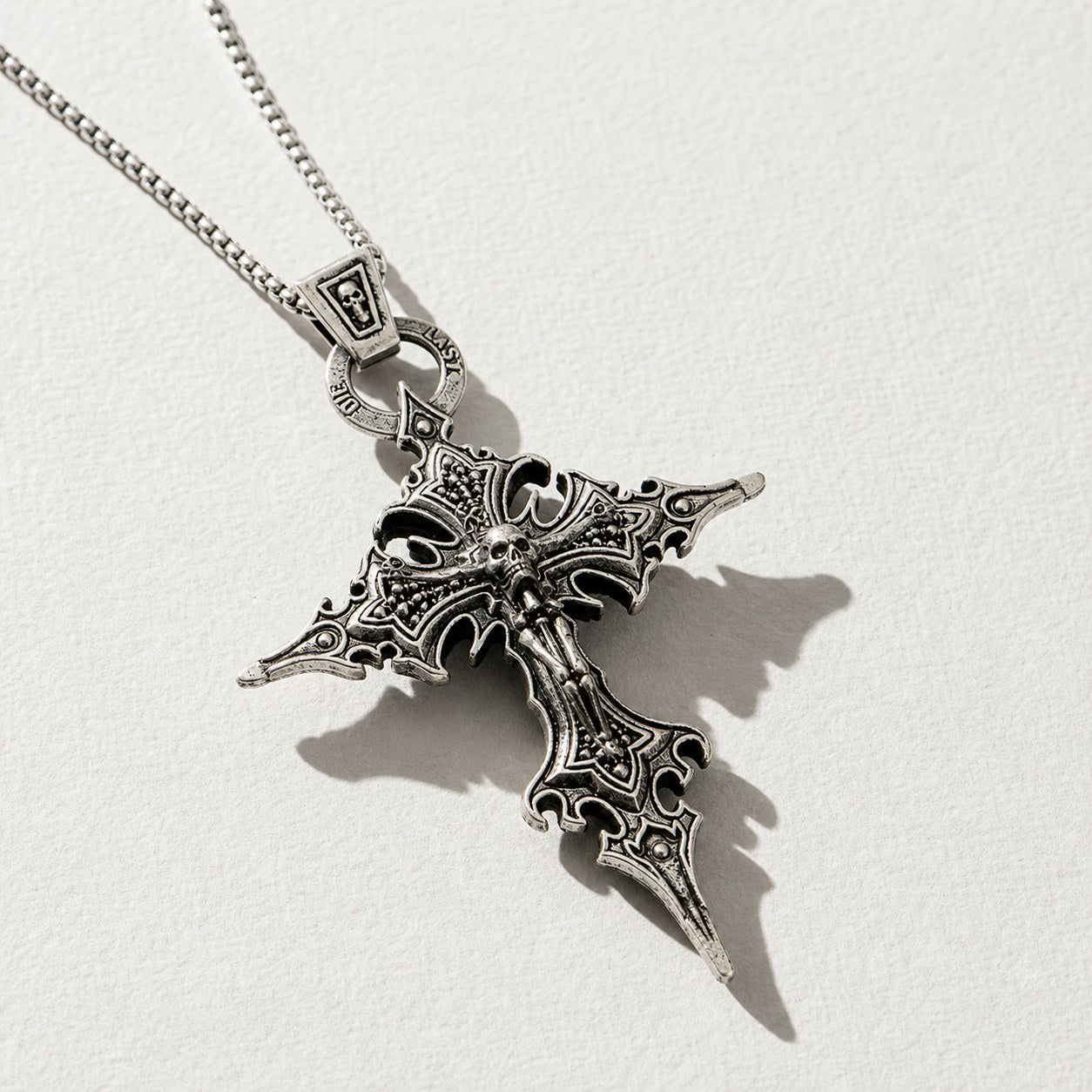 Gothic Skull Cross Pendant Necklace — Drokt close detail